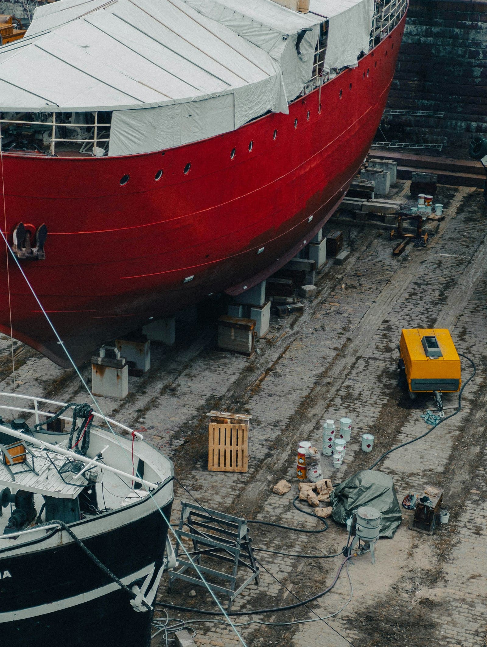 Schip in droogdok tijdens onderhoudsopdracht.